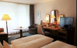 praktisches Classic Doppelzimmer mit 2 Einzelbetten bzw. Doppelbett (0,90 x 2,00 m pro Bett), Teppichboden, gemütlicher Sitzecke, Minibar, Fernseher, Bad mit Dusche, Balkon mit Sitzmöbel