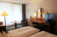 praktisches Classic Doppelzimmer mit 2 Einzelbetten bzw. Doppelbett (0,90 x 2,00 m pro Bett), Teppichboden, gemütlicher Sitzecke, Minibar, Fernseher, Bad mit Dusche, Balkon mit Sitzmöbel