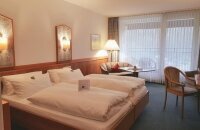 Das praktische Classic Doppelzimmer ist ausgestattet mit 2 Einzelbetten bzw. Doppelbett (0,90 x 2,00 m pro Bett), Teppichboden, gemütlicher Sitzecke, Minibar, Fernseher, Bad mit Dusche, sowie einem Balkon mit Sitzmöbel.