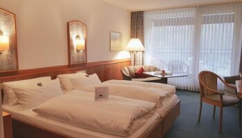 Das praktische Classic Doppelzimmer ist ausgestattet mit 2 Einzelbetten bzw. Doppelbett (0,90 x 2,00 m pro Bett), Teppichboden, gemütlicher Sitzecke, Minibar, Fernseher, Bad mit Dusche, sowie einem Balkon mit Sitzmöbel.