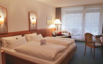 Das praktische Classic Doppelzimmer ist ausgestattet mit 2 Einzelbetten bzw. Doppelbett (0,90 x 2,00 m pro Bett), Teppichboden, gemütlicher Sitzecke, Minibar, Fernseher, Bad mit Dusche, sowie einem Balkon mit Sitzmöbel.