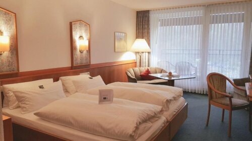 Das praktische Classic Doppelzimmer ist ausgestattet mit 2 Einzelbetten bzw. Doppelbett (0,90 x 2,00 m pro Bett), Teppichboden, gemütlicher Sitzecke, Minibar, Fernseher, Bad mit Dusche, sowie einem Balkon mit Sitzmöbel.