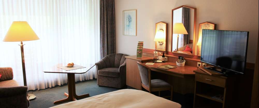 praktisches Classic Doppelzimmer zur Einzelnutzung mit 2 Einzelbetten bzw. Doppelbett (0,90 x 2,00 m pro Bett), Teppichboden, gemütlicher Sitzecke, Minibar, Fernseher, Bad mit Dusche, Balkon mit Sitzmöbel