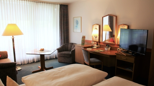 praktisches Classic Doppelzimmer zur Einzelnutzung mit 2 Einzelbetten bzw. Doppelbett (0,90 x 2,00 m pro Bett), Teppichboden, gemütlicher Sitzecke, Minibar, Fernseher, Bad mit Dusche, Balkon mit Sitzmöbel