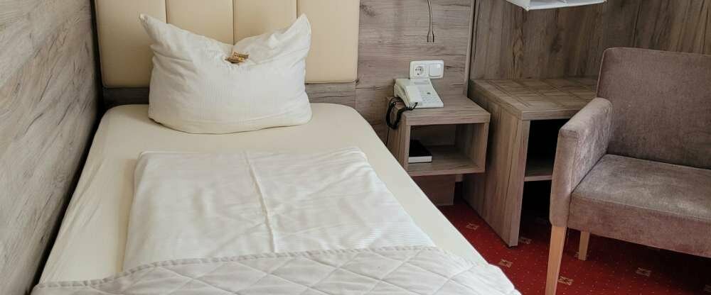 Einzelzimmer mit klassisch moderner Ausstattung, ohne Balkon.