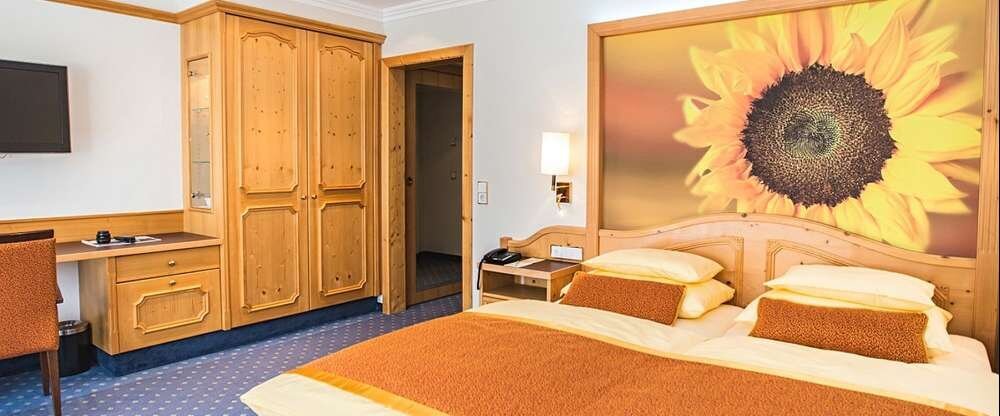 Geräumiges Zimmer, mit gemütlicher Sitzgelegenheit oder auf Wunsch und Verfügbarkeit gerne mit Balkon, Dusche oder Bad, Fön, Radio, Kabel-TV, Telefon, kostenloses W LAN in allen Hotel-Zimmern, Minibar und Zimmersafe