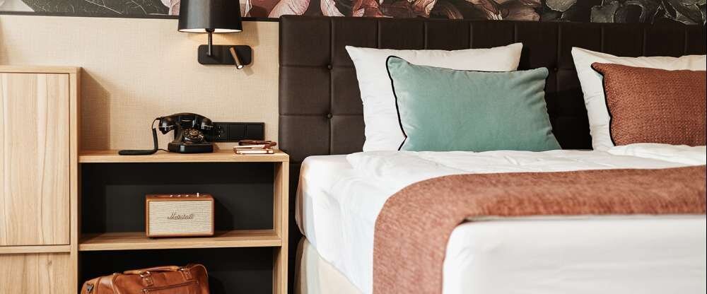 Wenn es etwas mehr sein darf. Etwas? Alles! Unsere hochwertigste Kategorie. Individuell ausgestattete Hotelzimmer mit viel britischem Charme. Mit mindestens 32 Quadratmetern zur freien Entfaltung. Und vielen liebevollen und hochwertigen Details. Erwarten 