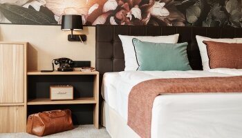 Wenn es etwas mehr sein darf. Etwas? Alles! Unsere hochwertigste Kategorie. Individuell ausgestattete Hotelzimmer mit viel britischem Charme. Mit mindestens 32 Quadratmetern zur freien Entfaltung. Und vielen liebevollen und hochwertigen Details. Erwarten 