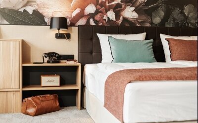 Wenn es etwas mehr sein darf. Etwas? Alles! Unsere hochwertigste Kategorie. Individuell ausgestattete Hotelzimmer mit viel britischem Charme. Mit mindestens 32 Quadratmetern zur freien Entfaltung. Und vielen liebevollen und hochwertigen Details. Erwarten 