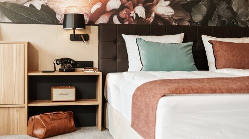 Wenn es etwas mehr sein darf. Etwas? Alles! Unsere hochwertigste Kategorie. Individuell ausgestattete Hotelzimmer mit viel britischem Charme. Mit mindestens 32 Quadratmetern zur freien Entfaltung. Und vielen liebevollen und hochwertigen Details. Erwarten 