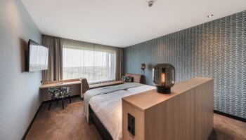 Die Hotelzimmer im Airport Hotel Düsseldorf sind modern und mit allem Luxus ausgestattet. Perfekt für Ihren Besuch in Düsseldorf. Die Comfort Zimmer haben alles, was Sie während Ihres Aufenthaltes benötigen. Das besonders geräumige und luxuriöse Bad ve