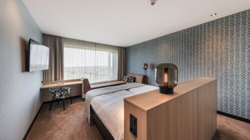 Die Hotelzimmer im Airport Hotel Düsseldorf sind modern und mit allem Luxus ausgestattet. Perfekt für Ihren Besuch in Düsseldorf.

Die Comfort Zimmer haben alles, was Sie während Ihres Aufenthaltes benötigen. Das besonders geräumige und luxuriöse Bad ve