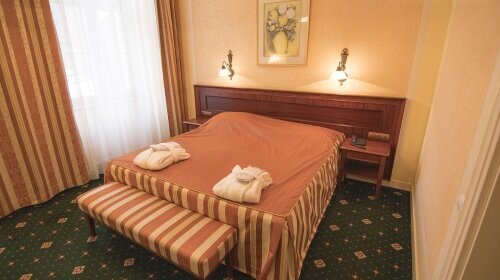 Das Comfort Doppelzimmer ist die günstigstes Zimmerkategorie und hat eine Größe von ca. 25-30 m2. Es eignet sich perfekt für junge Paare oder diejenigen, die eine luxuriöse, aber kostengünstige Unterkunft suchen. Das Comfort Doppelzimmer  hat einen Blick 