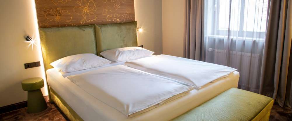 Die min. 24 qm großen Comfort Zimmer sind modern möbliert und mit Boxspringbetten in Überlänge und Premiummatratze ausgestattet. Zudem verfügen die Zimmer dieser Kategorie über einen großen Schreibtisch mit gepolsterten Stuhl, einer gemütlichen Sitzgelege
