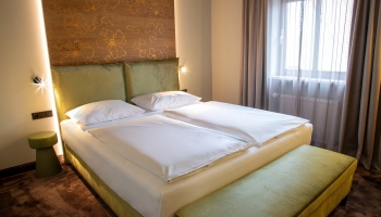 Die min. 24 qm großen Comfort Zimmer sind modern möbliert und mit Boxspringbetten in Überlänge und Premiummatratze ausgestattet. Zudem verfügen die Zimmer dieser Kategorie über einen großen Schreibtisch mit gepolsterten Stuhl, einer gemütlichen Sitzgelege
