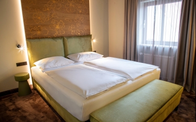 Die min. 24 qm großen Comfort Zimmer sind modern möbliert und mit Boxspringbetten in Überlänge und Premiummatratze ausgestattet. Zudem verfügen die Zimmer dieser Kategorie über einen großen Schreibtisch mit gepolsterten Stuhl, einer gemütlichen Sitzgelege
