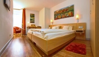 Unsere schönen Comfort Doppelzimmer mit Sitzgelegenheit und Schreibtisch.