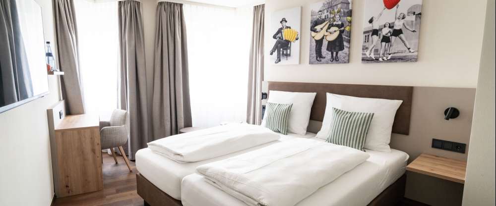 Die Comfort Zimmer sind hell und freundlich eingerichtet und haben eine Größe von circa 18-20,5 m². Diese Zimmer verfügen über Dusche, WC, Fön, Direktwahltelefon, Kabel-TV, W-LAN (inklusive) und Schreibtisch mit Stuhl.