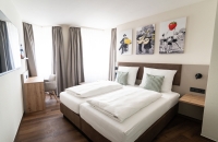 Die Comfort Zimmer sind hell und freundlich eingerichtet und haben eine Größe von circa 18-20,5 m². Diese Zimmer verfügen über Dusche, WC, Fön, Direktwahltelefon, Kabel-TV, W-LAN (inklusive) und Schreibtisch mit Stuhl.