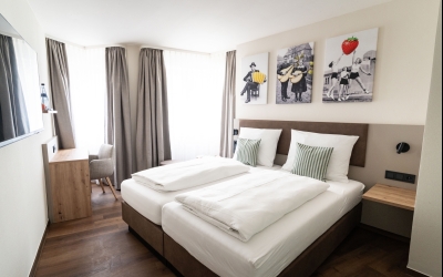Die Comfort Zimmer sind hell und freundlich eingerichtet und haben eine Größe von circa 18-20,5 m². Diese Zimmer verfügen über Dusche, WC, Fön, Direktwahltelefon, Kabel-TV, W-LAN (inklusive) und Schreibtisch mit Stuhl.