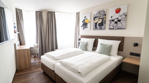 Die Comfort Zimmer sind hell und freundlich eingerichtet und haben eine Größe von circa 18-20,5 m². Diese Zimmer verfügen über Dusche, WC, Fön, Direktwahltelefon, Kabel-TV, W-LAN (inklusive) und Schreibtisch mit Stuhl.