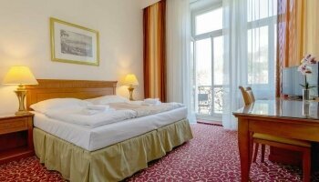 Diese ruhigen Zimmer im Nebenhaus Hotel Romania bieten Blick auf die Promenade und verfügen über einen Balkon.