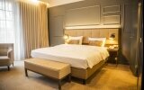 Unsere Comfort King Zimmer bieten auf ca. 26 m² angenehmen Wohnkomfort mit einem großzügigen Kingsize-Bett (180 × 200 cm) bzw. Twin-Betten. Zur Ausstattung gehören Tee- & Kaffeestation, TV, Minibar gegen Gebühr, kostenfreies WLAN sowie eine Flasche Wa