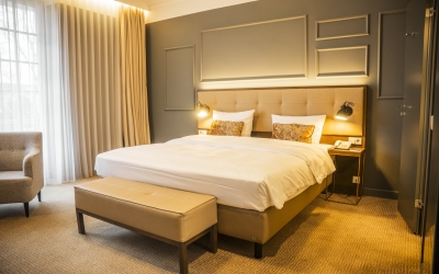 Unsere Comfort King Zimmer bieten auf ca. 26 m² angenehmen Wohnkomfort mit einem großzügigen Kingsize-Bett (180 × 200 cm) bzw. Twin-Betten. Zur Ausstattung gehören Tee- & Kaffeestation, TV, Minibar gegen Gebühr, kostenfreies WLAN sowie eine Flasche Wa