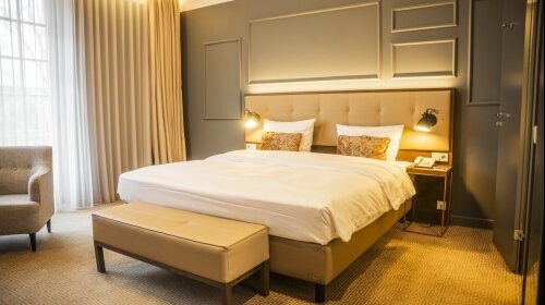 Unsere Comfort King Zimmer bieten auf ca. 26 m² angenehmen Wohnkomfort mit einem großzügigen Kingsize-Bett (180 × 200 cm) bzw. Twin-Betten. Zur Ausstattung gehören Tee- & Kaffeestation, TV, Minibar gegen Gebühr, kostenfreies WLAN sowie eine Flasche Wa
