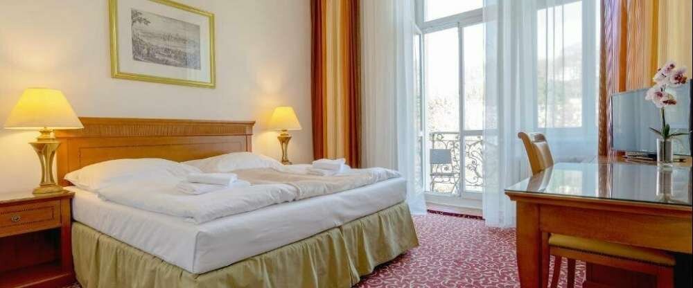 Das sonnige Zweibettzimmer mit Aussicht auf den Fluss bietet eigene Sozialeinrichtung mit Dusche und Toilette, Telefon, Tresor, Kühlschrank, Satellitenfernseher, Sessel, Internet und Wi-Fi Anschluss. 