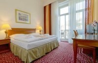 Das sonnige Zweibettzimmer mit Aussicht auf den Fluss bietet eigene Sozialeinrichtung mit Dusche und Toilette, Telefon, Tresor, Kühlschrank, Satellitenfernseher, Sessel, Internet und Wi-Fi Anschluss. 