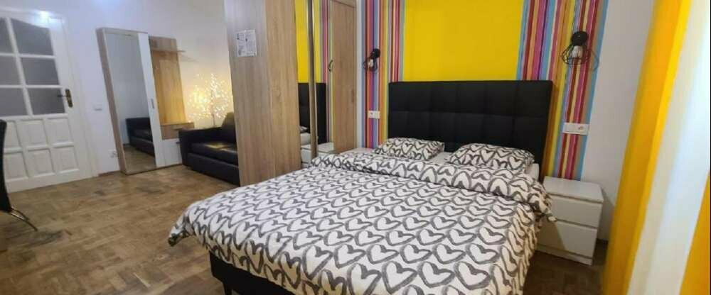 Dreibettzimmer mit einem französischen Doppeltbett und einer Schlafcouch für 3 Personen mit Standard Ausstattung. Nutzung eines Gemeinschaftsbadezimmers. 