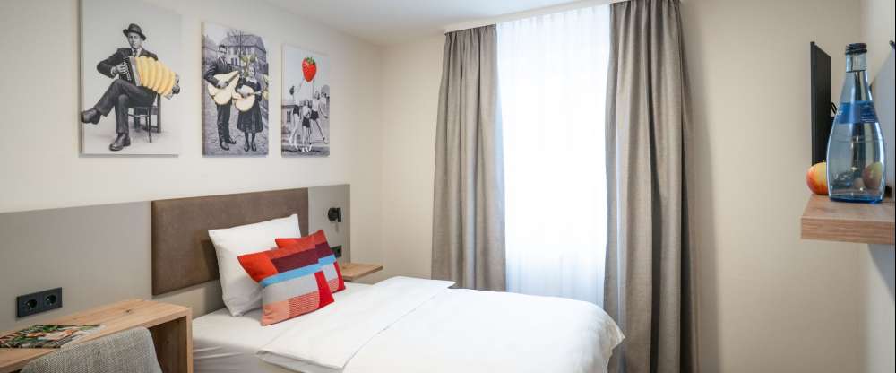 Die Comfort Zimmer sind hell und freundlich eingerichtet und haben eine Größe von circa 16,5-17,5 m². Diese Zimmer verfügen über Dusche, WC, Fön, Direktwahltelefon, Kabel-TV, W-LAN (inklusive).