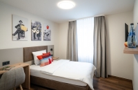 Die Comfort Zimmer sind hell und freundlich eingerichtet und haben eine Größe von circa 16,5-17,5 m². Diese Zimmer verfügen über Dusche, WC, Fön, Direktwahltelefon, Kabel-TV, W-LAN (inklusive).