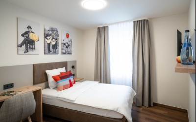 Die Comfort Zimmer sind hell und freundlich eingerichtet und haben eine Größe von circa 16,5-17,5 m². Diese Zimmer verfügen über Dusche, WC, Fön, Direktwahltelefon, Kabel-TV, W-LAN (inklusive).