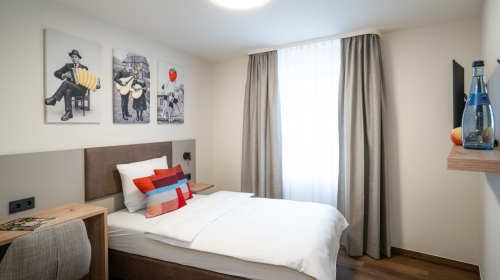 Die Comfort Zimmer sind hell und freundlich eingerichtet und haben eine Größe von circa  16,5-17,5 m². Diese Zimmer verfügen über Dusche, WC, Fön, Direktwahltelefon, Kabel-TV, W-LAN (inklusive).