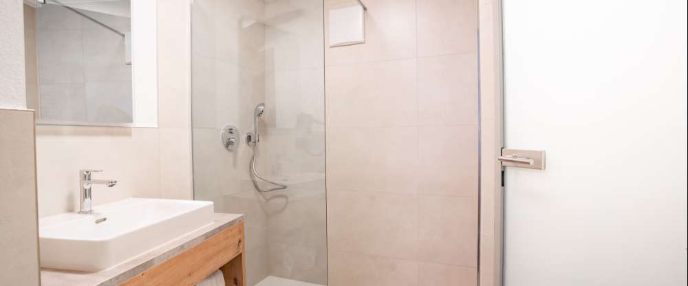 Die Comfort Zimmer sind hell und freundlich eingerichtet und haben eine Größe von circa 16,5-17,5 m². Diese Zimmer verfügen über Dusche, WC, Fön, Direktwahltelefon, Kabel-TV, W-LAN (inklusive).