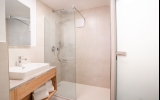 Die Comfort Zimmer sind hell und freundlich eingerichtet und haben eine Größe von circa  16,5-17,5 m². Diese Zimmer verfügen über Dusche, WC, Fön, Direktwahltelefon, Kabel-TV, W-LAN (inklusive).