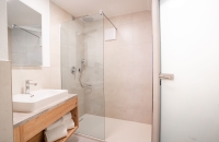 Die Comfort Zimmer sind hell und freundlich eingerichtet und haben eine Größe von circa 16,5-17,5 m². Diese Zimmer verfügen über Dusche, WC, Fön, Direktwahltelefon, Kabel-TV, W-LAN (inklusive).