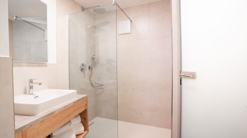 Die Comfort Zimmer sind hell und freundlich eingerichtet und haben eine Größe von circa  16,5-17,5 m². Diese Zimmer verfügen über Dusche, WC, Fön, Direktwahltelefon, Kabel-TV, W-LAN (inklusive).