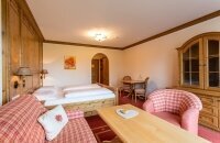 Die im idyllischen Landhausstil eingerichteten Comfort Zimmer des Meiser SPA Resorts bieten auf 32 m² für 1-4 Personen jeglichen Standard-Komfort des Hauses.