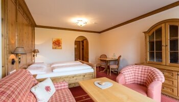 Die im idyllischen Landhausstil eingerichteten Comfort Zimmer des Meiser SPA Resorts bieten auf 32 m² für 1-4 Personen jeglichen Standard-Komfort des Hauses.