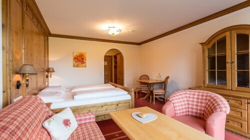 Die im idyllischen Landhausstil eingerichteten Comfort Zimmer des Meiser SPA Resorts bieten auf 32 m² für 1-4 Personen jeglichen Standard-Komfort des Hauses.