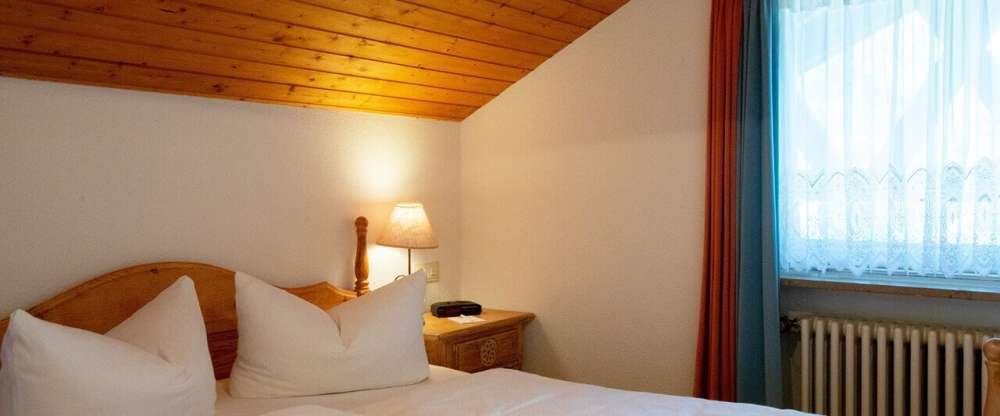 Im Nebengebäude Dach­stübchen Kuschlig unter dem Dach unseres Nebengebäudes gelegen mit der Aussicht zum Kramergebirge und zum Dorf (Nord-Ost-Lage). Das Nebengebäude ist nicht mit dem Haupthaus verbunden, doch selbstverständlich können Sie alle Einric