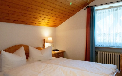 Im Nebengebäude

Dach­stübchen
Kuschlig unter dem Dach unseres Nebengebäudes gelegen mit der Aussicht zum Kramergebirge und zum Dorf (Nord-Ost-Lage). Das Nebengebäude ist nicht mit dem Haupthaus verbunden, doch selbstverständlich können Sie alle Einric