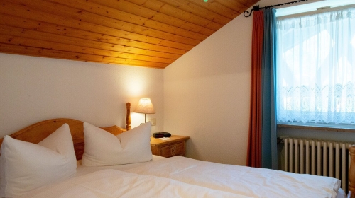 Im Nebengebäude

Dach­stübchen
Kuschlig unter dem Dach unseres Nebengebäudes gelegen mit der Aussicht zum Kramergebirge und zum Dorf (Nord-Ost-Lage). Das Nebengebäude ist nicht mit dem Haupthaus verbunden, doch selbstverständlich können Sie alle Einric