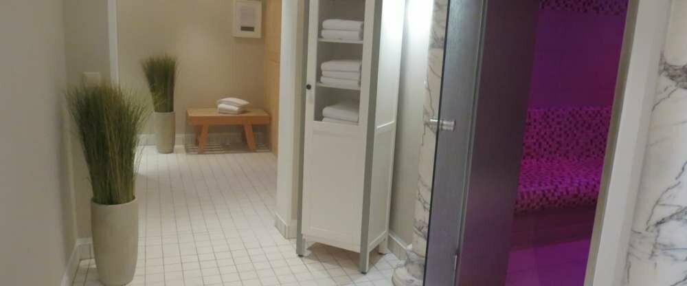 In der Dampfsauna können Sie ein Peeling mit Loofah Schwamm auftragen, leicht einmassieren und abduschen. Für eine samtweiche Haut.