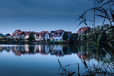 Das Dorf am See am Abend, Quelle: Seehotel Niedernberg - Das Dorf am See