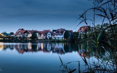 Das Dorf am See am Abend