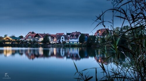 Das Dorf am See am Abend